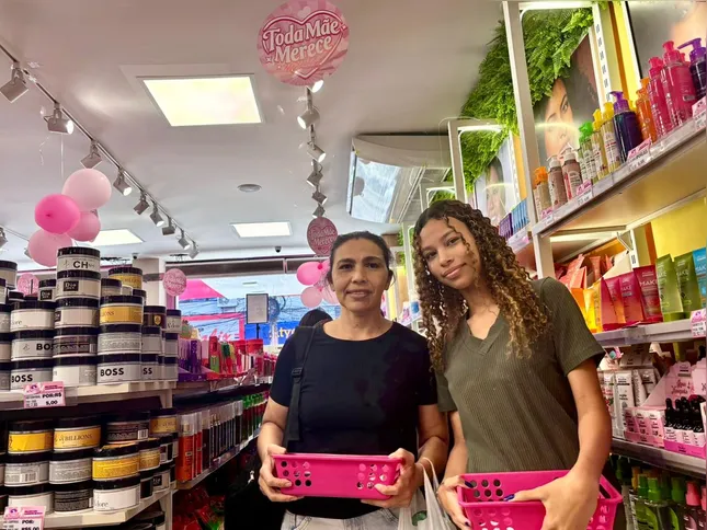 Joaquina Pedrosa afirma que gostaria de ganhar um fogão, enquanto a filha escolheu um perfume para presenteá-la