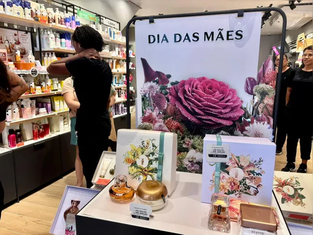 Consumidores já movimentam o comércio em busca do presente ideal para o Dia das Mães