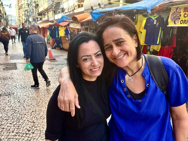 Cassandra Silva, de 45 e Regina Dias, de 48 anos