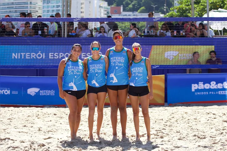 Na arquibancada lotada, famílias inteiras foram torcer e acompanhar as atrações oferecidas