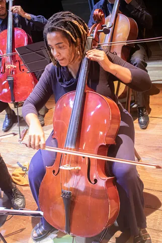 Já Raquel Terra, de 38 anos, chegou ao projeto aos seis. Formada em Licenciatura Plena pelo Conservatório Brasileiro de Música