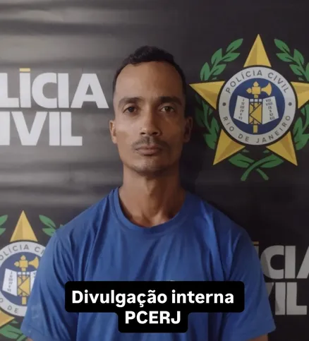 As investigações apontam que Marcelo, de 41 anos, e a adolescente agiram em conjunto, desferindo golpes com pedaços de madeira na cabeça da vítima