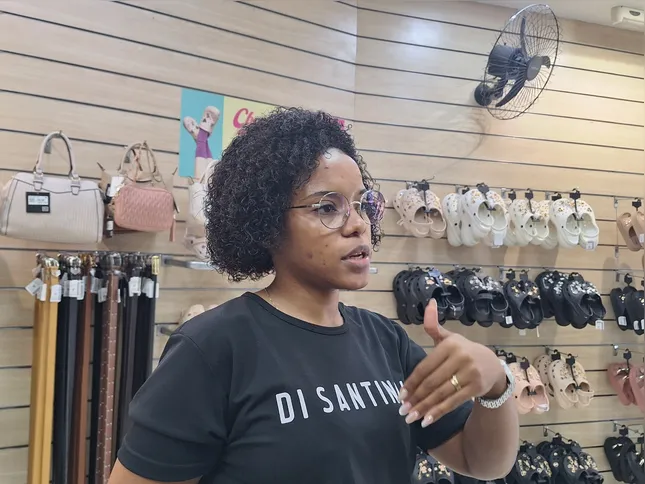 Letícia Torres é atendente sênior da loja Di Santinni