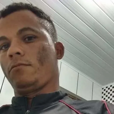 Para identificar o pedreiro, pode-se observar as manchas no rosto e a cicatriz na mão direita