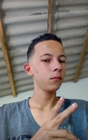 Familiares afirmaram que o mecânico Isac Pardini Pereira, de 21 anos, estava consertando uma motocicleta no momento em que foi preso