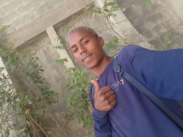 Thulis Oliveira Teixeira da Silva, trabalha como ajudante de pedreiro