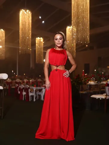 Poliana Rocha apostou no vestido vermelho