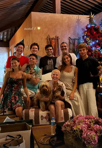 Xuxa passou o Natal com o marido, a filha, o genro e amigos