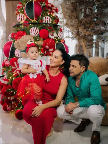 Zezé Di Camargo e Graciela Lacerda celebram primeiro Natal da filha Clara