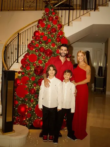 Família de Gusttavo Lima combinou a roupa de Natal