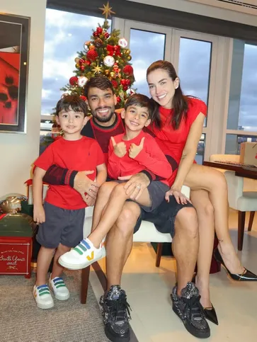 Família de Lucas Paquetá passou o Natal de vermelho