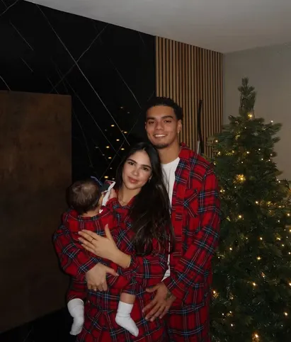 Giovanna Buscacio, João Mendes e a filha do casal Teresa, passaram a véspera de Natal com pijamas combinando