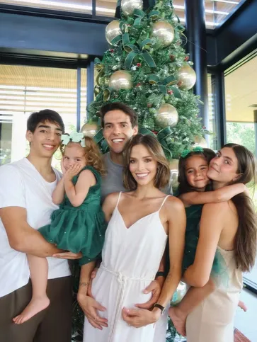 Kaká e Carol Leito comemoram junto com os filhos