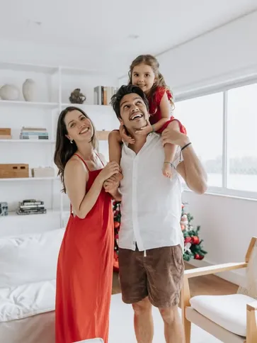 Nathalia Dill passou vépera de Natal com a filha e o marido