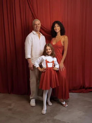 O ex-casal posou junto com a filha Bella, de 7 anos