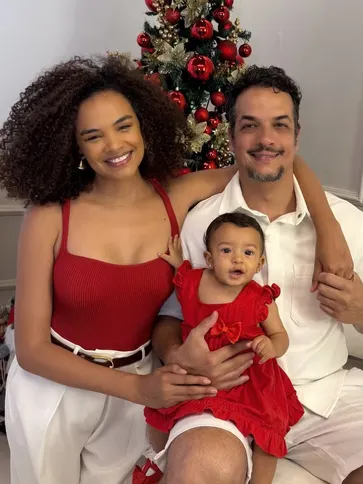 Lucy Ramos comemorou o primeiro Natal da filha, junto com o marido