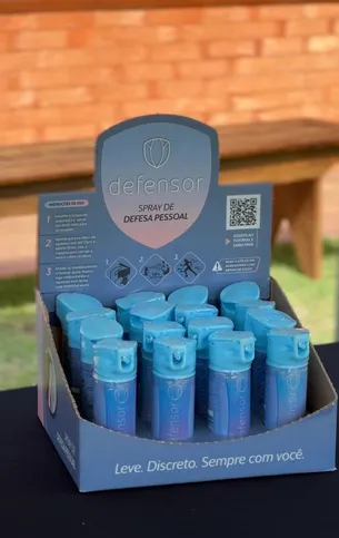 Feito à base de piperina, ao atingir os olhos do agressor, a espuma provoca irritação intensa e incapacitação por cerca de 15 minutos