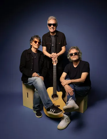 Três grandes nomes da música brasileira, Arnaldo Brandão, Dadi Carvalho e Vinícius Cantuária estarão no próximo dia 26, quinta-feira, às 21h00, com o espetáculo inédito "Agora Vocês"