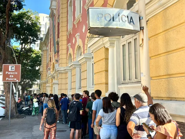 Fila quilométrica se forma em unidade do TRE de Niterói no último dia de regularização eleitoral