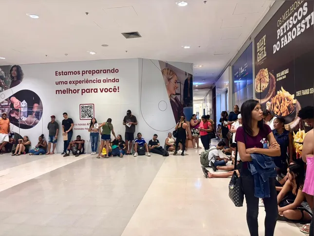 Fila se estende por todo o primeiro andar de shopping em São Gonçalo