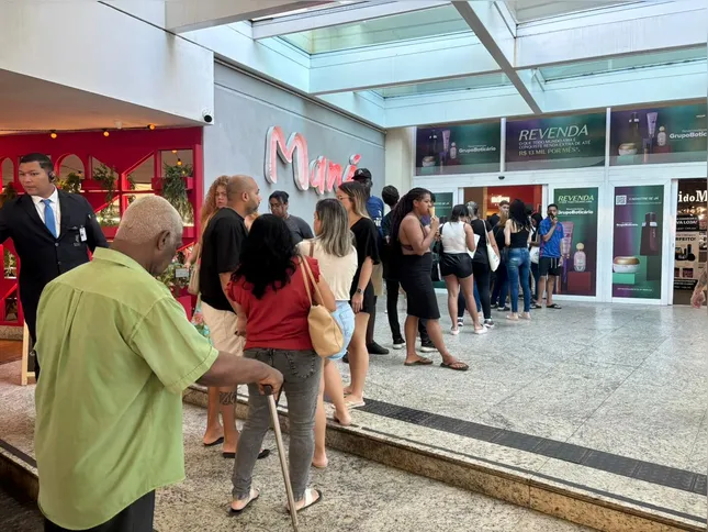 Eleitores chegam antes da abertura e enfrentam longas filas no TRE