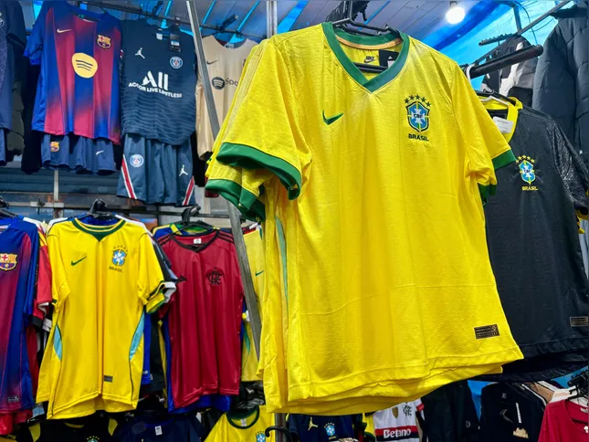 Após o tombo nas vendas com o fim do sonho do hexa, lojistas de Niterói agora apostam na polarização política e nas eleições de outubro