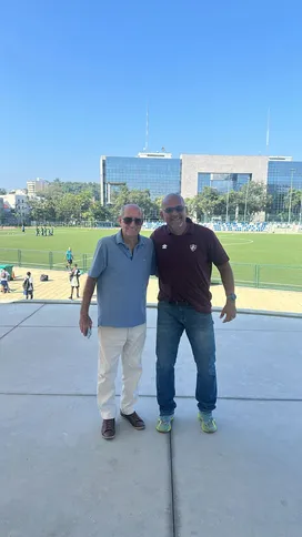 Gerson, com Júlio Neves, responsável pelo Departamento de Captação de Novos Talentos do Fluminense