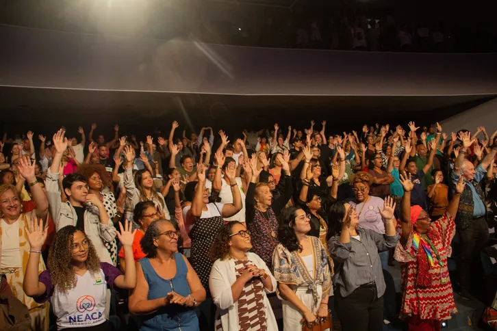 Plateia celebrando as apresentações