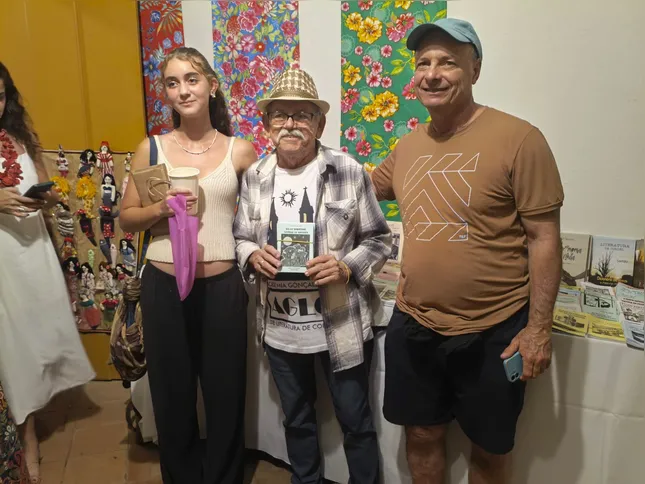 Zé Salvador posa com os novos leitores