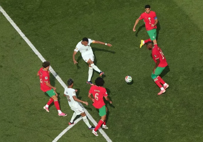 Mbappé recebeu próximo à entrada da área e finalizou com categoria no ângulo esquerdo de Bono para abrir o placar