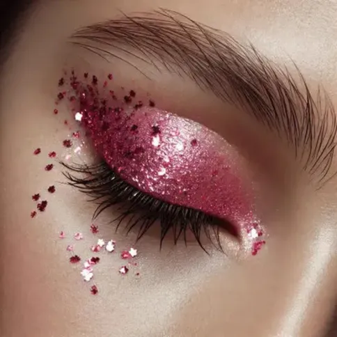 Imagem ilustrativa da imagem Glitter no Carnaval: Especialista orienta cuidados com a pele