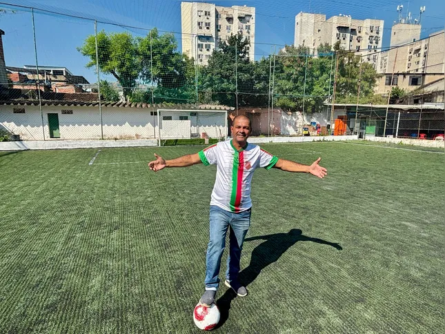 O Gradim F.C. realiza suas atividades em um campo de grama sintética no Porto Novo.