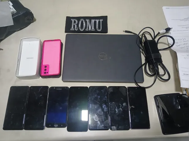 Durante a abordagem, os guardas encontraram com o suspeito um notebook, um carregador de notebook, três capas de celular e sete aparelhos celulares, sendo dois da marca Motorola e cinco da marca Samsung
