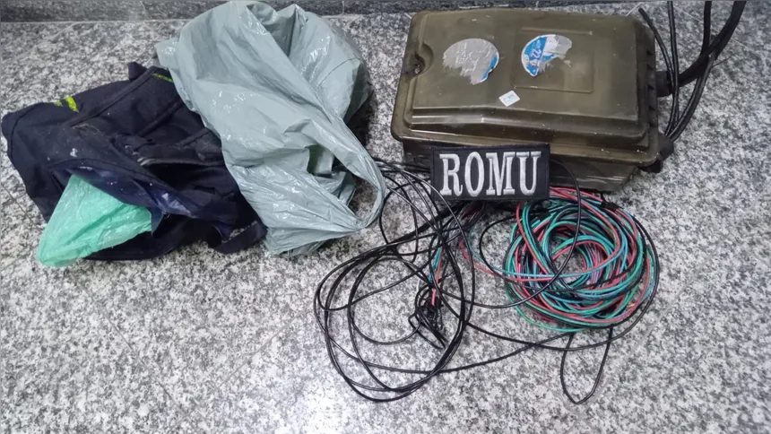Com eles, foram encontrados 15 metros de cabos de energia e uma caixa padrão de medidor dentro de uma sacola plástica.