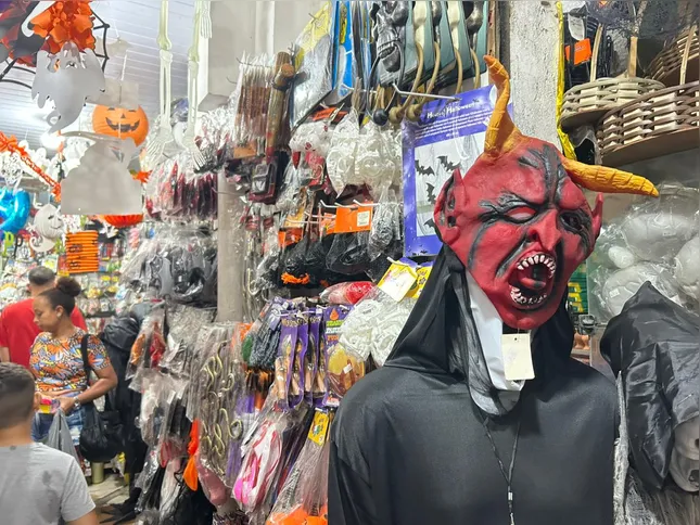 Lojas exibem nas prateleiras decoração de Halloween