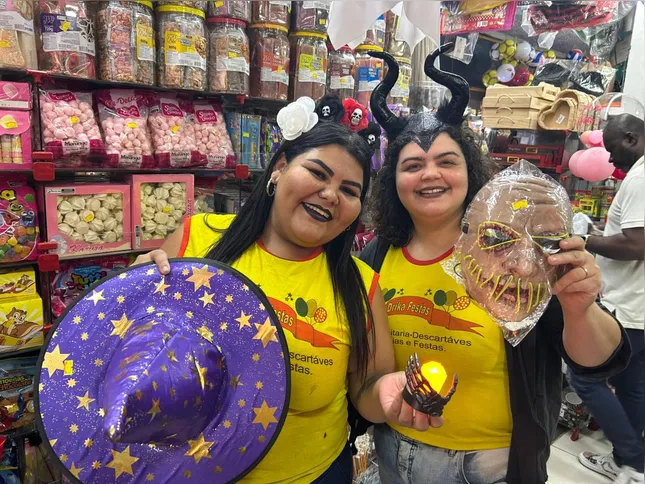 Vendedoras relatam que os consumidores ainda procuram os produtos de Halloween