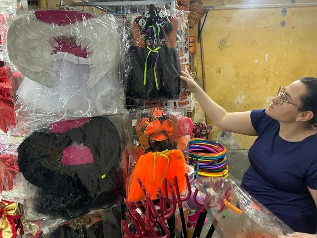 As fantasias que mais tem procura são so anjinhos branco e preto e a bruxinha