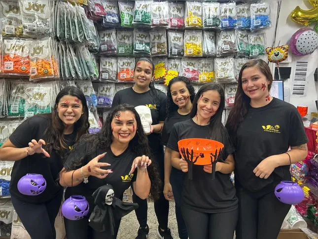 Vendedoras se animam e comemoram as vendas do Halloween