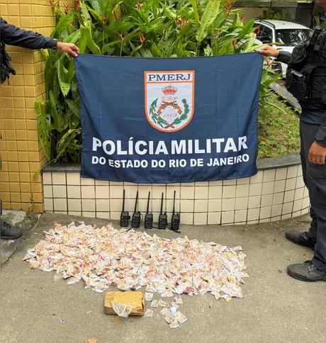 Agentes apreenderam cinco radiotransmissores e material entorpecente