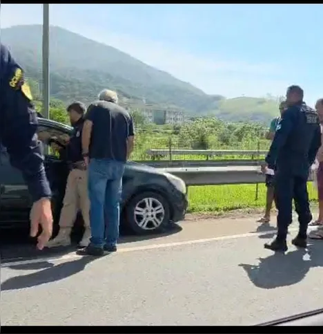 Veículo foi encontrado batido na lateral da pista em Rio Bonito.