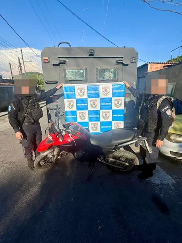 Motocicleta roubada e usada pelos suspeitos é recuperada pela polícia