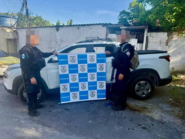 Carro roubado é recuperado pela polícia