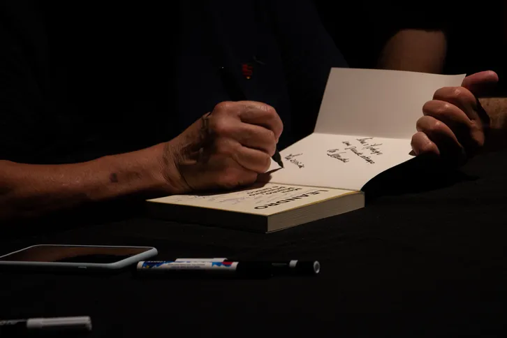 Leandro autografando o livro de um torcedor