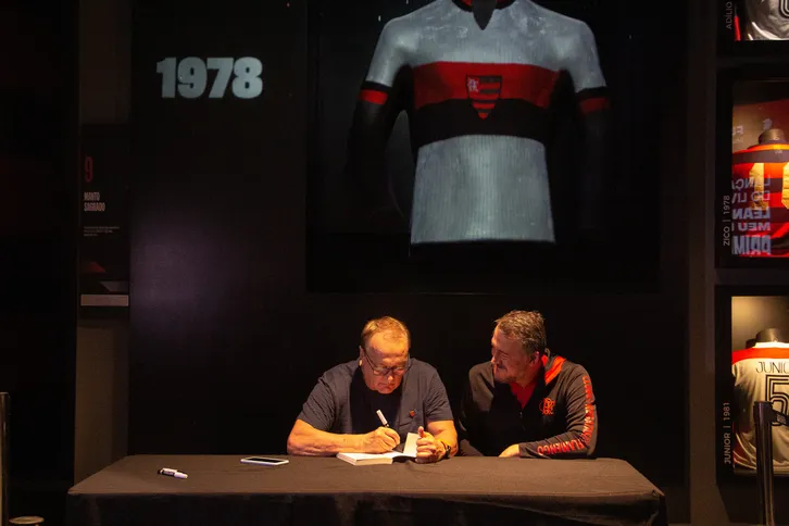 Leandro em noite de autógrafos do seu livro