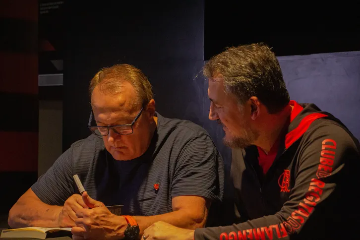 Leandro e torcedor lado a lado no lançamento da sua biografia