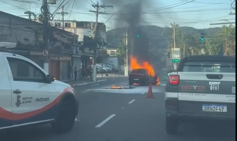 Carro pegou fogo na Rua Armando Ferreira, no Largo da Batalha
