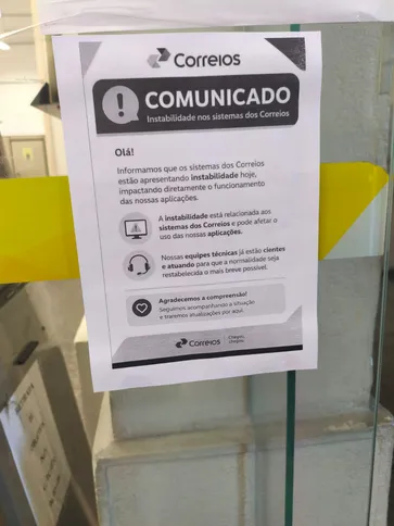Clientes encontraram avisos sobre a interrupção temporária dos serviços na agência do Centro de Niterói