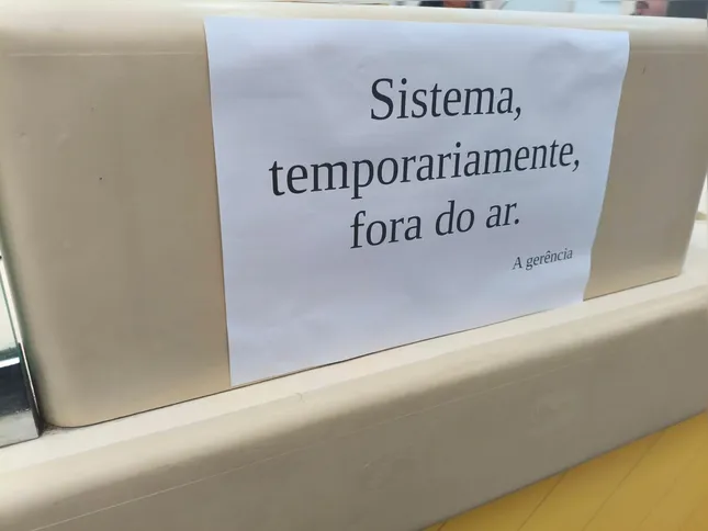 Avisos informam sobre a indisponibilidade temporária do sistema na agência dos Correios, no Centro de Niterói.