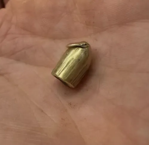 Jogadora mostra prjétil que a atingiu durante tentativa de assalto