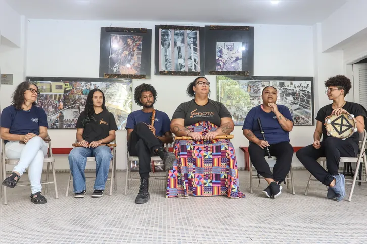 O projeto utiliza o ensino da música clássica como ferramenta de transformação, oferecendo formação gratuita para crianças e jovens